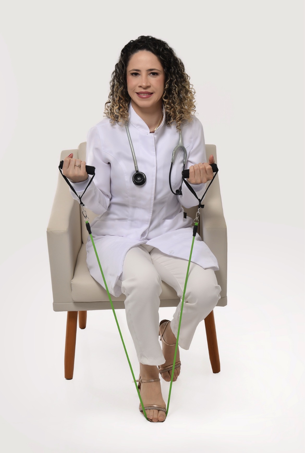 Elisângela Lima demonstrando exercício de reabilitação com faixa elástica de resistência